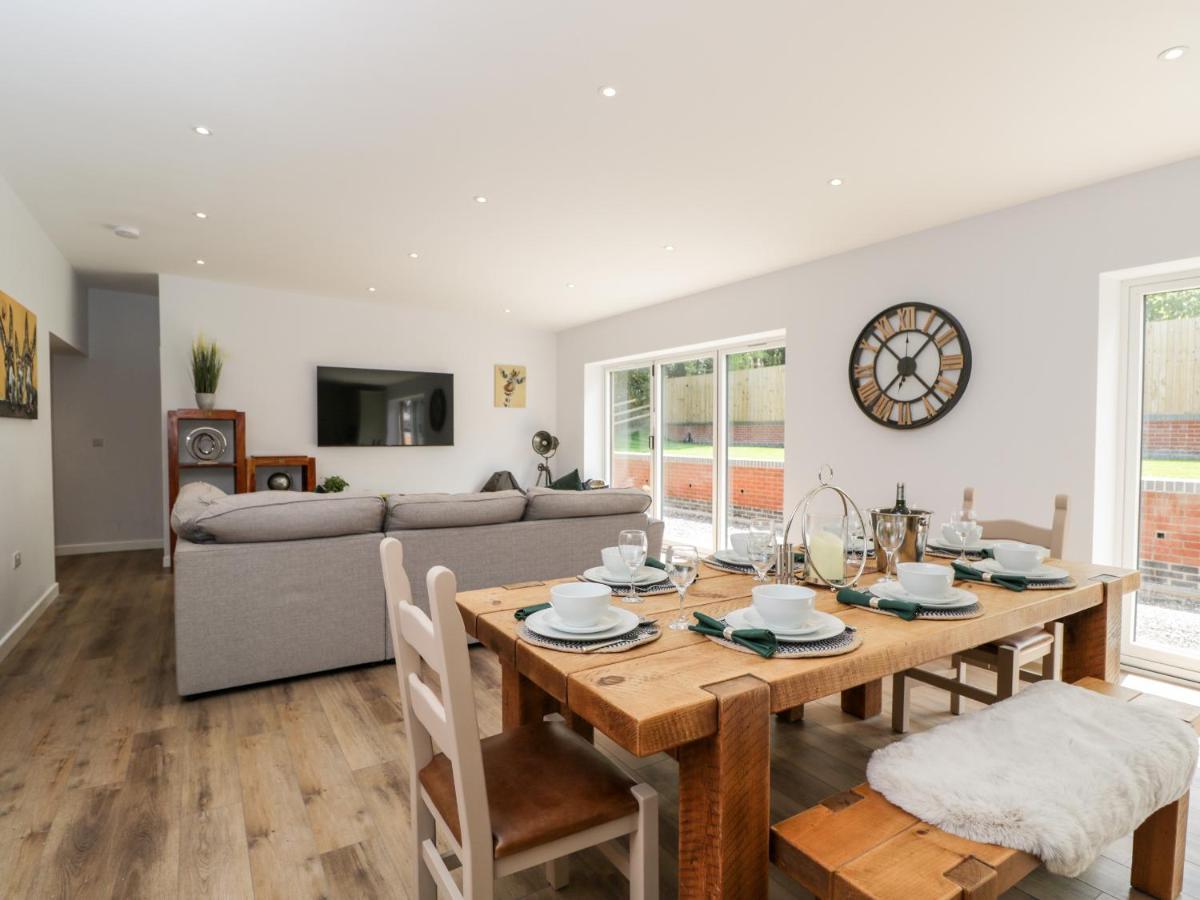 The Barn Villa Poole Bagian luar foto