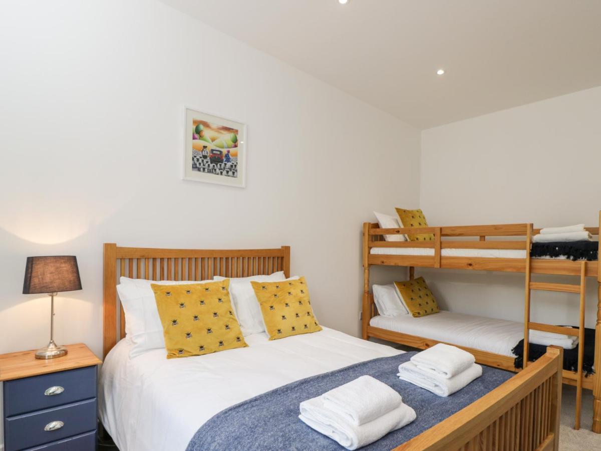 The Barn Villa Poole Bagian luar foto
