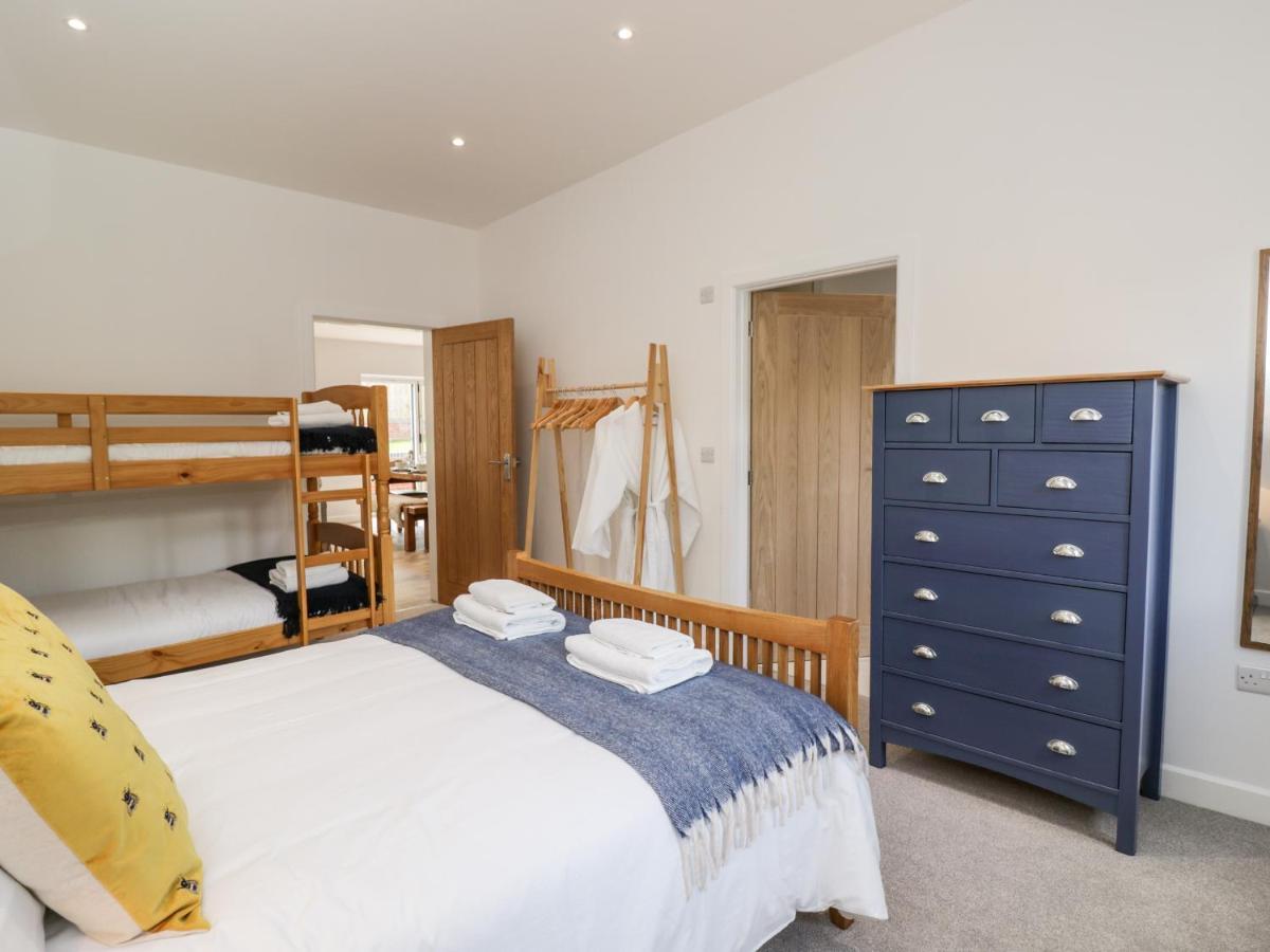 The Barn Villa Poole Bagian luar foto