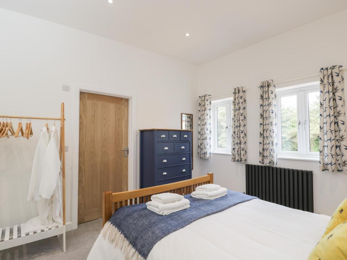 The Barn Villa Poole Bagian luar foto