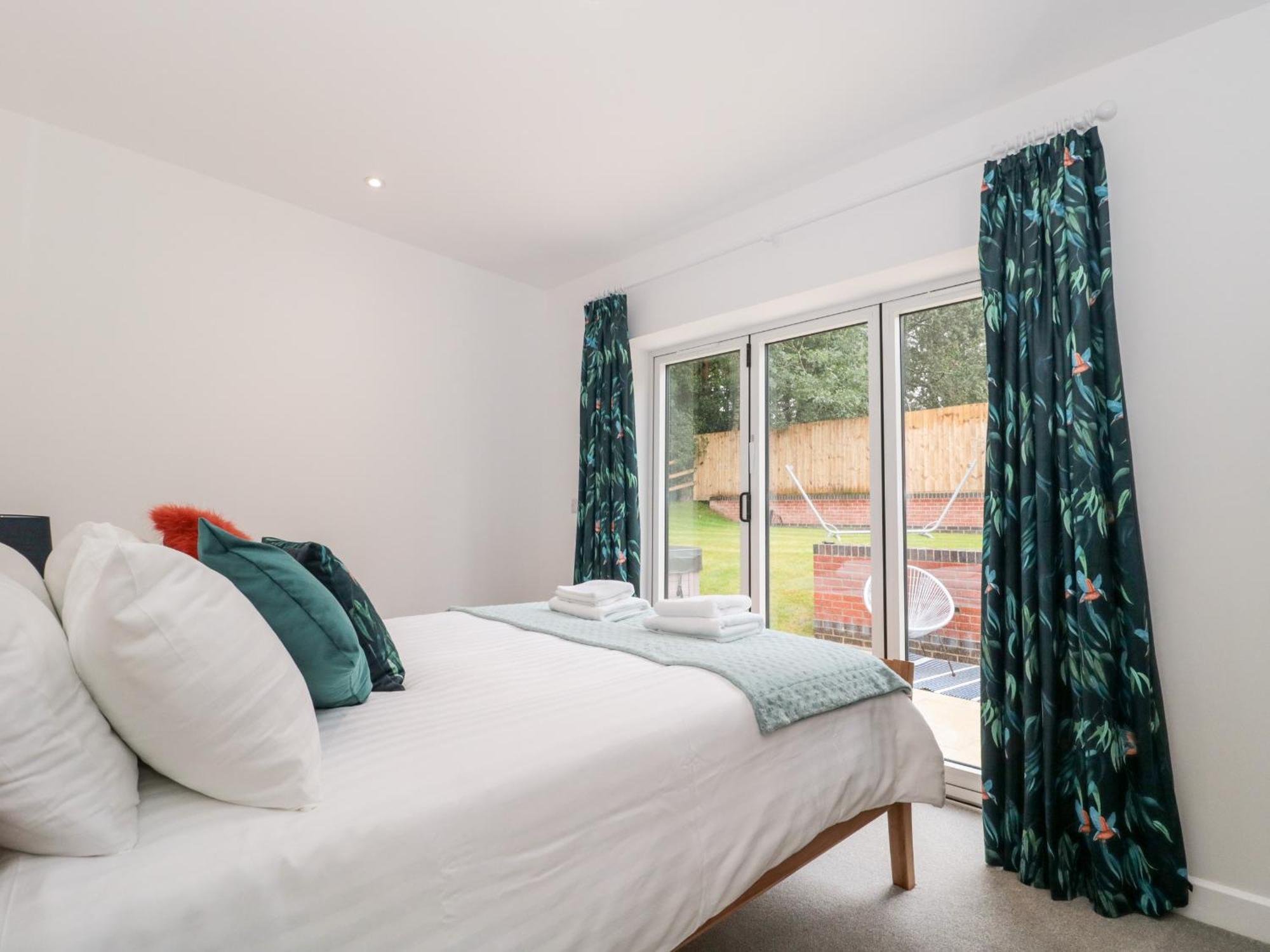 The Barn Villa Poole Bagian luar foto